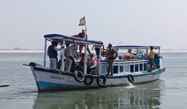 গঙ্গার পানি প্রবাহ খতিয়ে দেখলেন ভারত-বাংলাদেশ যৌথ নদী কমিশনের সদস্যরা