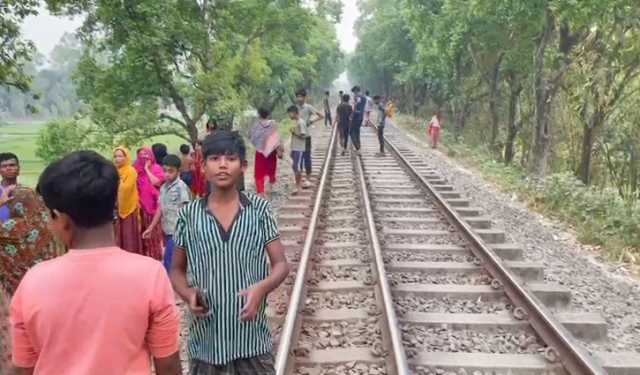 সিরাজগঞ্জে ট্রেনে কাটা পড়ে স্কুলছাত্রীর মৃত্যু