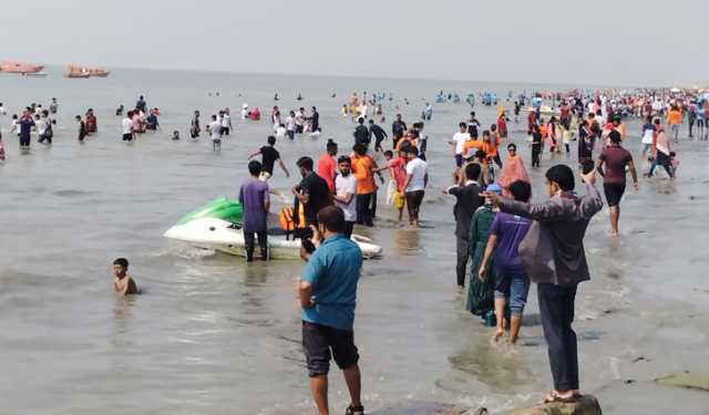 দুদিনের ছুটিতে কুয়াকাটায় পর্যটকের ভিড় 