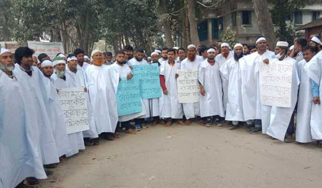 দ্বিতীয় দিনের মতো অনশনে মিল্ক ভিটার শ্রমিকরা