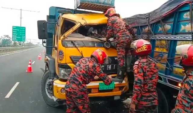 মাওয়া এক্সপ্রেসওয়েতে বিকল ট্রাকে আরেক ট্রাকের ধাক্কা, চালক নিহত