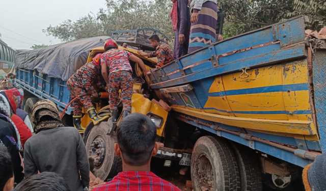 দুই ট্রাকের সংঘর্ষে এক চালক নিহত