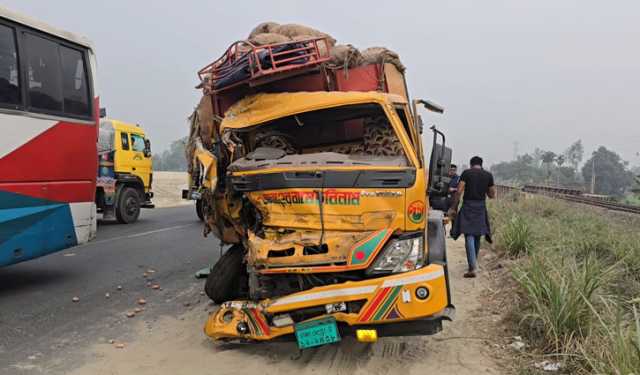 টাঙ্গাইলে দুই ট্রাকের সংঘর্ষে নিহত ১