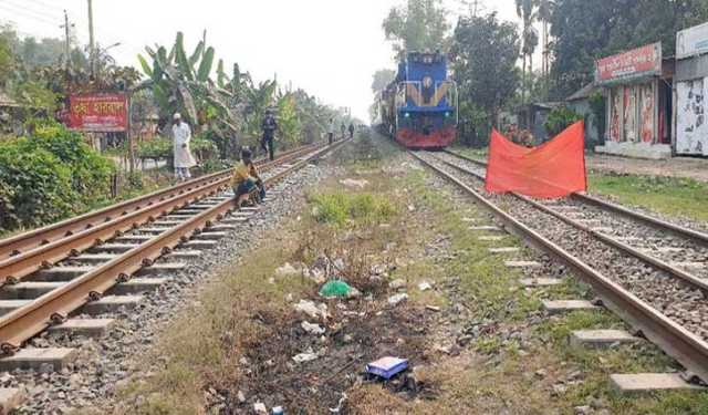 লাল পতাকা দেখে থেমে গেল ট্রেন, দুর্ঘটনা থেকে রক্ষা 