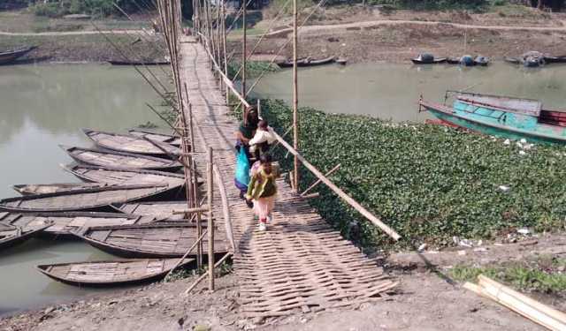 নৌকা আর সাঁকোয় ভরসা ১০ গ্রামের মানুষের