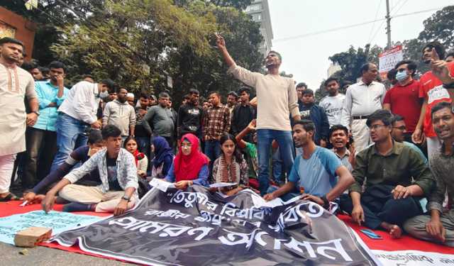 বিশ্ববিদ্যালয়ের দাবিতে অনশনে তিতুমীরের শিক্ষার্থীরা, রাস্তা অবরোধ