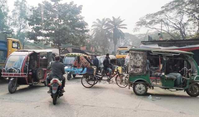 রিকশা-অটো ভাড়ায় নৈরাজ্য বন্ধে নীতিমালা দাবি বাকৃবি শিক্ষার্থীদের