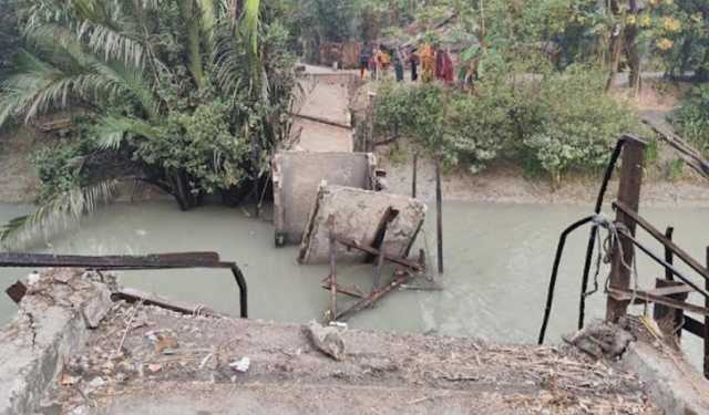 বরগুনায় সেতু ভেঙে খালে, হাজারো মানুষের ভোগান্তি