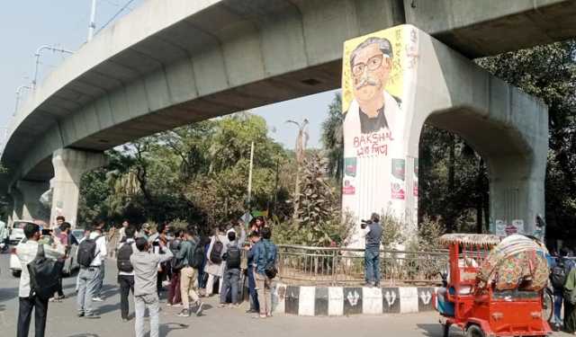 ঢাবিতে শেখ মুজিবের গ্রাফিতিতে জুতা নিক্ষেপ কর্মসূচি 