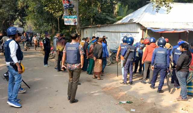 মসজিদের মাইকে ঘোষণা দিয়ে সংঘর্ষ, পুলিশ সাংবাদিকসহ আহত অর্ধশতাধিক