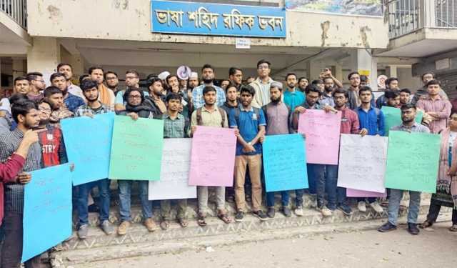 জবি শিক্ষার্থীদের উপর ছাত্রদল কর্মীর নেতৃত্বে হামলার অভিযোগ, প্রতিবাদে বিক্ষোভ