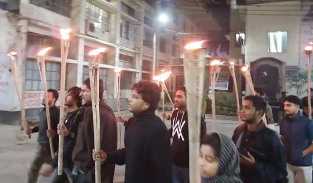 শিক্ষকদের ওপর হামলার প্রতিবাদে জবিতে মশাল মিছিল