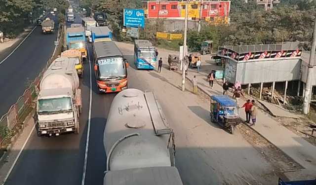 ৫  ঘণ্টা পর‌ ঢাকা-চট্টগ্রাম মহাসড়কে যান চলাচল স্বাভাবিক 