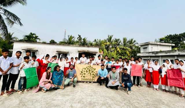 খুবি শিক্ষার্থীদের উদ্যোগ: পুরোনো কাপড়ে বদলাচ্ছে জীবন