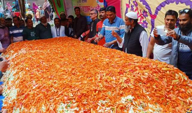 ১০৫ মণ সবজি, ১৫ মণ চাল-ডাল দিয়ে ৬ হাজার লোকের খিচুড়ি উৎসব