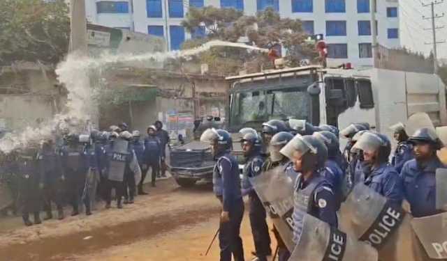 জলকামানের মুখে সড়ক ছাড়ল চাকরিচ্যুত শ্রমিকরা