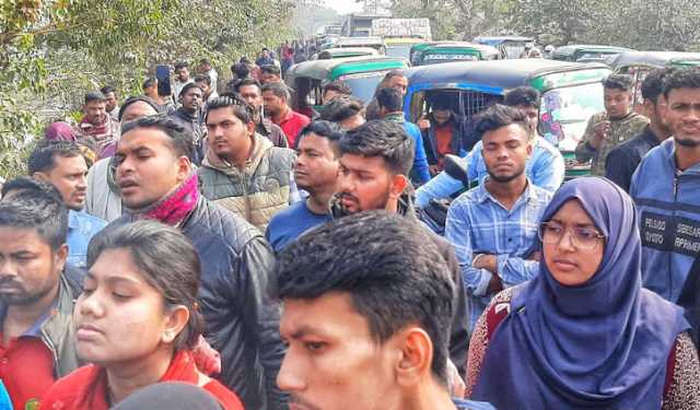 সুনামগঞ্জ-সিলেট সড়কে সুবিপ্রবি শিক্ষার্থীদের বিক্ষোভ