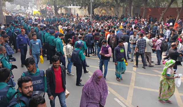 চাকরিতে পুনর্বহালের দাবিতে পুলিশ সদর দপ্তরের সামনে অবস্থান 