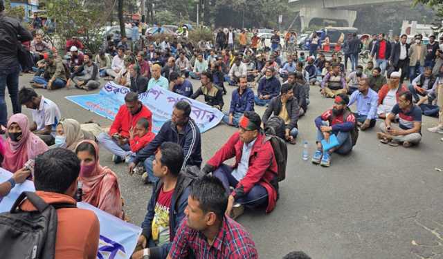 পুনর্বহালের দাবিতে সড়কে চাকরিচ্যুত পুলিশ সদস্যরা 