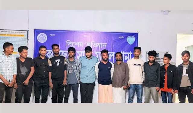 কক্সবাজারে পেশাদার ছিনতাইকারী চক্রের ১২ সদস্য গ্রেপ্তার