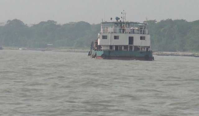 ৮ ঘণ্টা পর শরীয়তপুর-চাঁদপুর রুটে ফেরি চলাচল শুরু