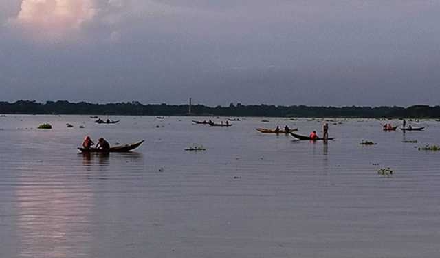 নদী থেকে পাওয়া মৃত শিশুর পোশাক দেখে নিজের সন্তান দাবি