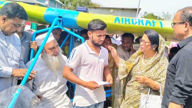 নিজের তৈরি উড়োজাহাজ উড়ানো জুলহাসের পাশে তারেক রহমান