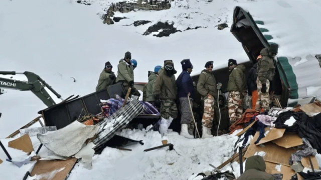 ভারতে তুষারধসে বরফের নিচে আটকা ৪৬ শ্রমিক জীবিত উদ্ধার