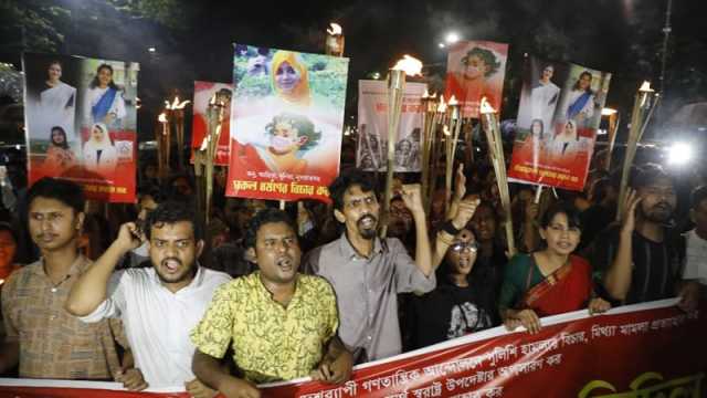 ধর্ষণ-নিপীড়নের বিচার দাবিতে ঢাবিতে মশাল মিছিল