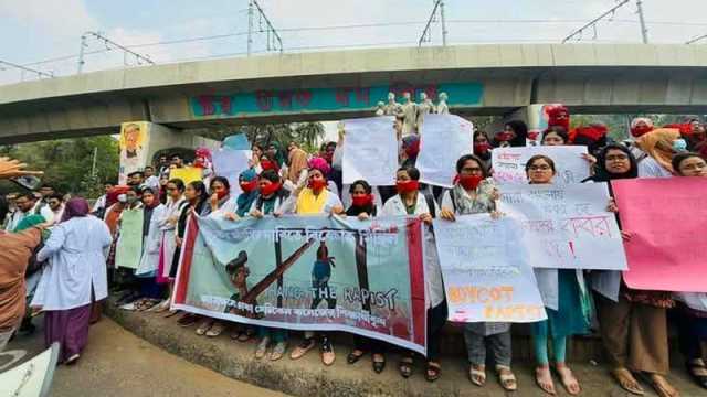 ধর্ষকের বিচার দাবিতে মুখে লাল কাপড় বেঁধে ঢাকা মেডিকেল শিক্ষার্থীদের মানববন্ধন