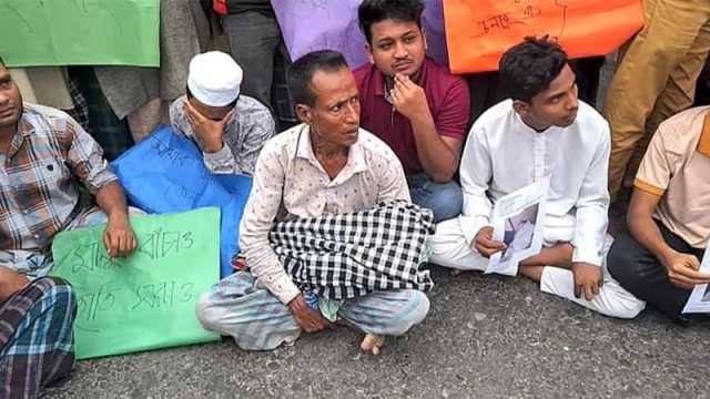 হাতির আক্রমণে শিশুর মৃত্যু, লাশ নিয়ে সড়কে বাবা