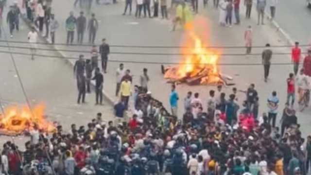 গাজীপুরে কারখানা বন্ধের প্রতিবাদে শ্রমিকদের বিক্ষোভ, সড়ক অবরোধ  