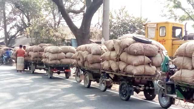 আলু রাখতে এসে ভোগান্তিতে কৃষক ও ব্যবসায়ী