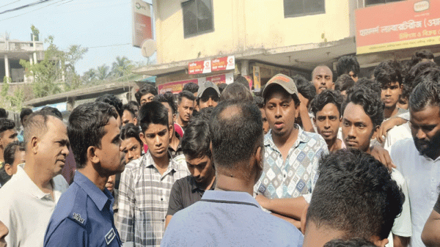 সুদ-ঘুষের বয়ানকে কেন্দ্র করে সংঘর্ষ, থানা ঘেরাও