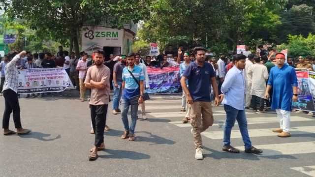 এক কর্মকর্তার বদলি ঠেকাতে খামারবাড়িতে সড়ক অবরোধ, যানজটে চরম ভোগান্তি