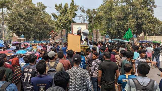 আজও মহাসড়ক অবরোধ করে রাবি শিক্ষার্থীদের বিক্ষোভ