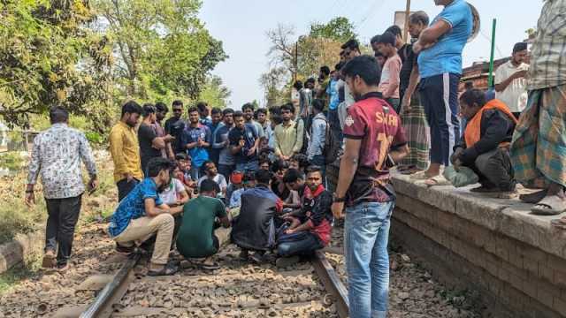 ক্ষমতা বিকেন্দ্রীকরণের দাবিতে রাবি শিক্ষার্থীদের রেললাইন অবরোধ