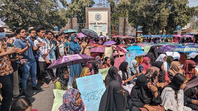 ক্লাস-পরীক্ষা বর্জন করে রাবি শিক্ষার্থীদের সড়ক অবরোধ