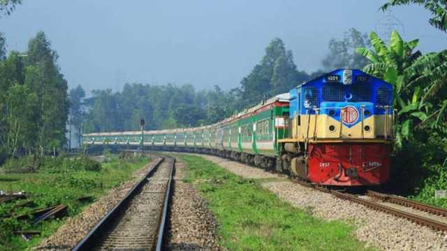 প্রতারণা এড়াতে অ্যাপ অথবা কাউন্টার থেকে ট্রেনের টিকেট কেনার পরামর্শ 