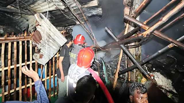 গভীর রাতে রাজশাহীর নিউ মার্কেটে আগুন, পুড়েছে ১২ দোকান