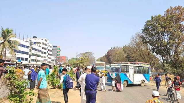 বাস থেকে ফেলে অটোরিকশা চালককে হত্যা, মহাসড়ক অবরোধ