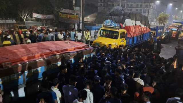 সাভারে বকেয়া বেতনের দাবিতে শ্রমিকদের মহাসড়ক অবরোধ  