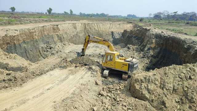 ছিল ফসলি জমি, হয়ে গেল ডোবা