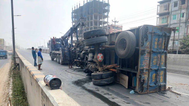 মহাসড়কে উল্টে যাওয়া ট্রাক সরাতে গিয়ে প্রাণ গেল শ্রমিকের, আহত ৬