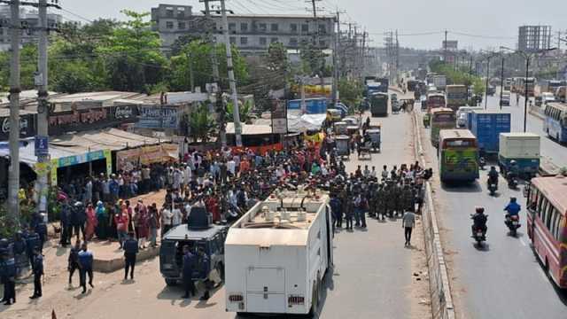 সাভারে দাবি আদায়ে শ্রমিকদের মহাসড়ক অবরোধ