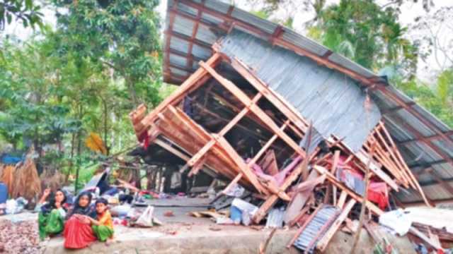 জমি দখলে ব্যর্থ হয়ে প্রতিবন্ধীর বাড়ি ভাঙচুর