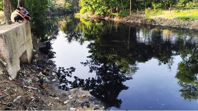 বিষাক্ত বর্জ্যে অর্ধশতাধিক গ্রামের পরিবেশ বিপর্যস্ত