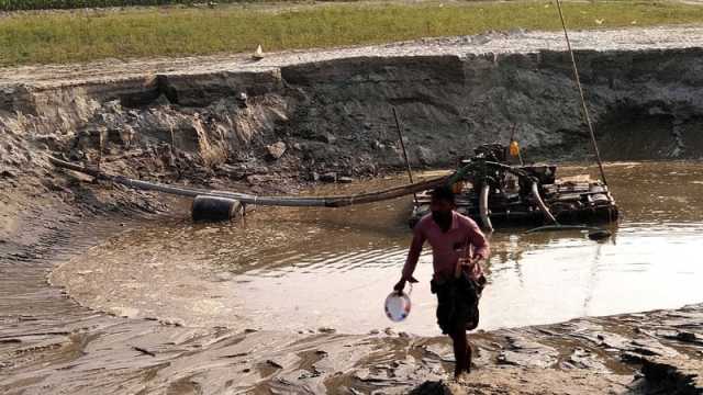 ব্রহ্মপুত্র নদে অবাধে বালু উত্তোলন