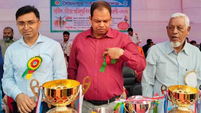 আওয়ামী লীগ নেতাকে নিয়ে পুরস্কার বিতরণে ক্ষোভ