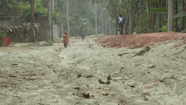 রাস্তা খুঁড়ে রেখে ঠিকাদার লাপাত্তা